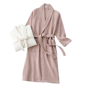 Albornoz largo de gofres fino de verano de fabricante al por mayor para adultos para uso en salón de belleza de hotel - Product Image 2