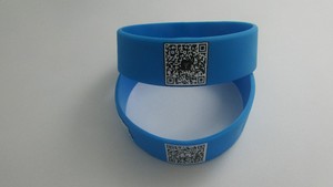 สายรัดข้อมือซิลิโคนกีฬาบาสเก็ตบอลยางแบบกว้างพร้อมบาร์โค้ดสำหรับขายส่ง - Product Image 6