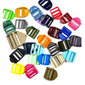 Venta al por mayor de China, bloqueo de escalera de seguridad, trinquete, correa ajustable, hebilla de Color personalizada para senderismo, mochila, accesorios, Correa - Product Image 1