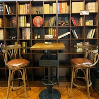 Chaise haute et table pivotantes en bois massif vintage, style rétro pour restaurant et café