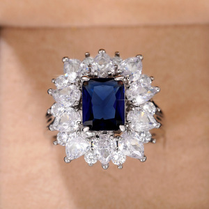 Anello con Accento Blu per Donne, Elegante Stile Intarsiato, Accessorio Moderno da Dito - Product Image 6