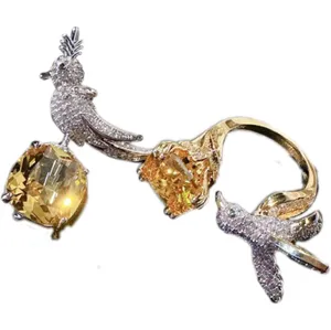 批发最新时尚饰品18k镀金黄色宝石戒指孔雀鸟形方形闪光钻石戒指胸针