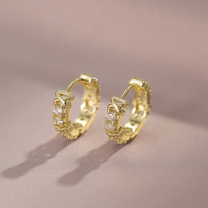Orecchini a Cerchio con Design Numerico per Donne, Dettagli Scintillanti, Gioielli di Moda Trendy - Product Image 1