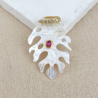 Pendentif en pierres précieuses en gros avec zircon incrusté, feuille de Monstera en nacre naturelle, pendentif coquillage pour colliers