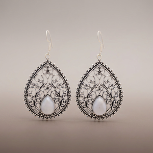 Boucles d'oreilles Huggie tendance en laiton plaqué argent avec pierre de lune arc-en-ciel en forme de poire - Product Image 3
