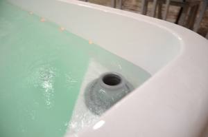 Spa portable d'extérieur pour 6 personnes avec système <span class=keywords><strong>Balboa</strong></span>, <span class=keywords><strong>pompe</strong></span> à remous, filtre à sable et cascade - Spa en fibre de verre et acrylique - Product Image 4