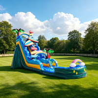 Toboggan aquatique gonflable géant avec piscine, doté d'une arche arc-en-ciel et de palmiers, idéal pour les fêtes de plage dans la cour.