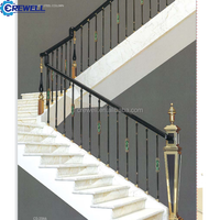 Rampe d'escalier en fer forgé et aluminium avec garde-corps en verre trempé de 12 mm, design moderne