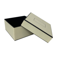 Boîte cadeau en carton imprimée personnalisée avec logo noir, base du couvercle blanc, doublure en éponge pour bijoux et montres, stratification mate