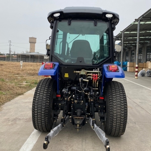 Tracteur agricole 4x4 bleu avec transmission par engrenages et moteur haute productivité pour usage agricole - Product Image 1