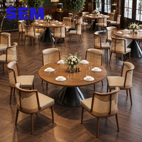 Ensemble de tables et chaises de restaurant haut de gamme SEM en bois massif et rotin tressé pour cafés et restaurants occidentaux