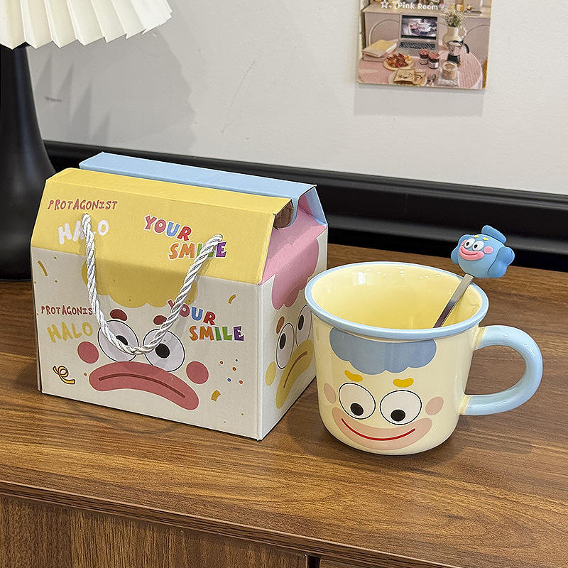 กล่องของขวัญถ้วยและช้อนสีฟ้า