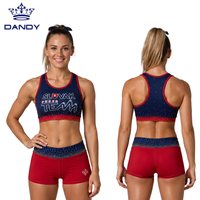 Ensemble d'entraînement de cheerleading personnalisé sublimé bleu marine et rouge avec soutien-gorge de sport dos nageur orné de strass et short de compression pour l'entraînement des équipes de cheerleading