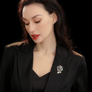 Broche de rosa chapado en oro con concha de abulón y perla de imitación, accesorio de regalo de joyería para mujer - Product Image 2