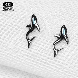 Boucles d'oreilles en titane en forme de dauphin F136 8,8 mm, bijoux de piercing unisexe tendance - Product Image 2