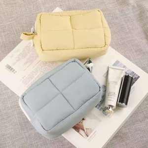 Sac cosmétique personnalisé en coton noir, rembourré, tendance, grande capacité, écologique, résistant à l'eau, fermeture à glissière, organiseur de maquillage - Product Image 1