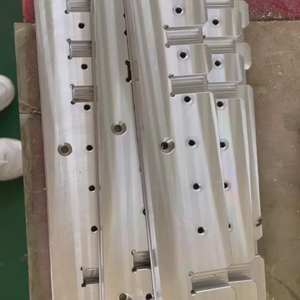 Cylindre en aluminium usiné sur commande CNC avec trous filetés et bride pour applications industrielles - Product Image 3