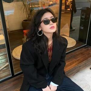 Lunettes de soleil F4-6142 style européen, petite monture grise en PC, protection UV400 pour femme, rivets irréguliers à pois, mode urbaine - Product Image 1