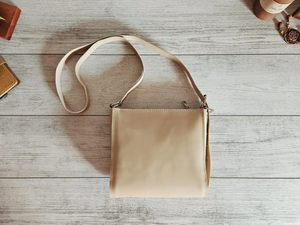 Sac bandoulière en cuir beige mignon pour femme, petit sac à main fait main, sac à main personnalisé, cadeau pour elle - Product Image 1