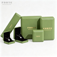 Boîte à bijoux de luxe FORTE en cuir PU vert avec intérieur en velours, logo personnalisé et service de marquage à chaud