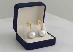 Pendientes colgantes Vogue de oro de 18 quilates con perlas y diamantes. Pendientes sofisticados con perlas redondas luminosas y diamantes blancos brillantes. - Product Image 3