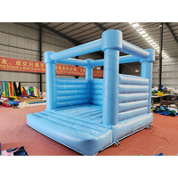 Château gonflable de mariage romantique bleu pâle de la marque KARRY, 13x13 pieds, capacité de 300 kg pour 8 à 10 passagers, idéal pour les fêtes et les mariages.