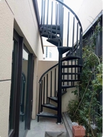 Escalier en colimaçon préfabriqué moderne en acier galvanisé durable avec marches en bois massif pour appartement, villa, intérieur et extérieur