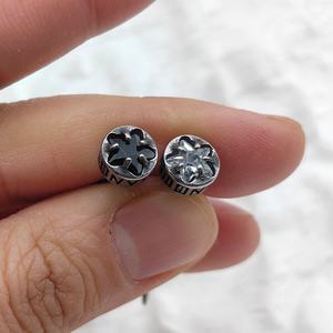 Boucles d'oreilles coniques gothiques à pointes pour hommes, en acier inoxydable, type barbell, accessoire de mode rock alternatif - Product Image 3