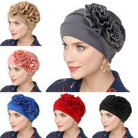Chapeau turban en polyester tricoté chaud pour l'automne avec bonnet intérieur et deux décorations florales tricotées, hijab écologique pour femmes musulmanes