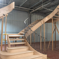 Escalier en colimaçon moderne et durable en bois massif, fabriqué sur mesure par JiangsuFactory, avec marches en bois massif pour villas et hôtels de luxe