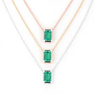 Collier pendentif en or 14 carats taille émeraude avec chaîne à maillons sertis clos, idéal pour mariage, anniversaire ou comme cadeau - Product Image 3