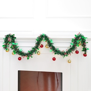 Guirnalda de Navidad Verde Oscuro con Bordes Blancos, Hojas Finamente Impresas, Bayas Rojas, Bolas de Navidad, Luces, Decoración para Fiestas Navideñas - Product Image 6