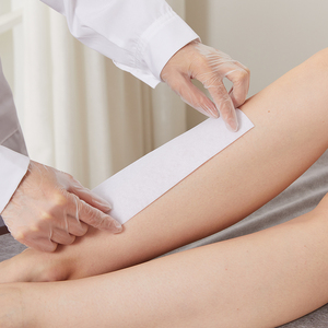 <span class=keywords><strong>Strisce</strong></span> <span class=keywords><strong>Depilatorie</strong></span> in Tessuto Non Tessuto Stampate a Caldo di Alta Qualità, Rotolo Bianco 50-120g per Rimozione Peli Corpo e Viso - Product Image 4