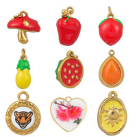 Un champignon, une pomme, un fruit du dragon, une poire, une fleur en forme de cœur, une statue de tête de lion, une fraise, un accessoire de bijouterie solaire