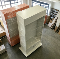 Étagère de présentation en métal avec panneau perforé, armoire de rangement, boîte lumineuse et roulettes pour l'affichage en magasin de détail