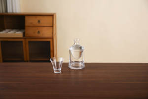 Carafe en verre cristallin pour saké japonais avec réservoir de glace, distributeur de vin chaud et pot à vin froid - Product Image 1