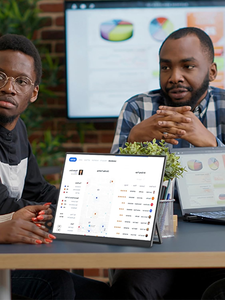 Moniteur portable Full HD 18,5 pouces avec housse intelligente et connectivité HDR USB-C et HDMI pour ordinateur portable, <span class=keywords><strong>PC</strong></span>, téléphone, Mac, jeux et voyages - Product Image 5