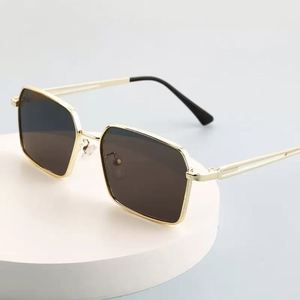 Lunettes de soleil carrées en alliage rétro tendance 2025 pour hommes et femmes, avec logo personnalisé, protection UV400, monture en métal doré, petites lunettes de soleil pour femmes - Product Image 2