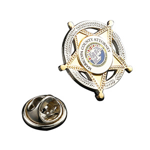 Badges métalliques plaqués or personnalisés, magnétiques, en émail souple, en forme d'étoile, gravés sur mesure - Product Image 4