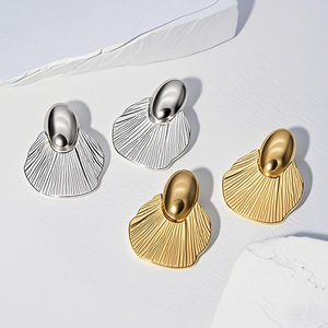 Boucles d'oreilles pendantes en forme de coquille de ventilateur |   Acier inoxydable plaqué or 18K PVD |   Bijoux pour femmes, résistants à la décoloration, imperméables et hypoallergéniques - Product Image 2
