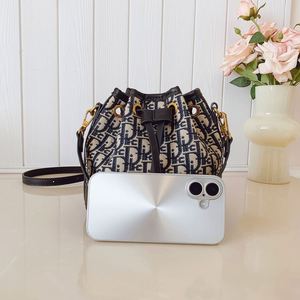 Fashionable Lady's Retro-style Bucket Bag. the <b>Handbag</b> Is Made of PU Material. Suitable for Daily Use. - Product Image 3