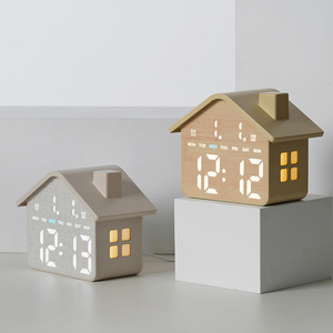 Horloge de table numérique LED décorative intelligente en matériau ABS personnalisé, horloge de table en forme de maison - Product Image 3