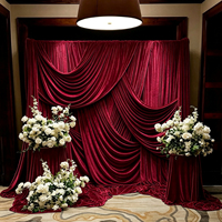 Rideau de fond de scène de luxe en velours bordeaux avec passe-tringe pour mariage, décoration de cabine photo, élégant et riche en fourrure