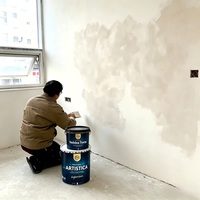 Peinture murale intérieure naturelle vintage à base de chaux minérale VALIDEA, finition mate craieuse, respirante et écologique, application au pinceau