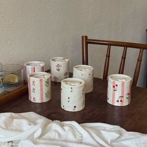 Caneca de Café de Cerâmica de 10oz com Abertura para Canudo, Caneca de Espresso de Cerâmica com Desenho Floral de Cereja Feito à Mão, Copo de Viagem com Meia Tampa - Product Image 3