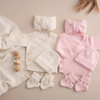 Ensemble de luxe personnalisé neutre pour l'annonce de la naissance : Body, barboteuse festonnée, cardigan tricoté, bonnet et couverture pour bébé