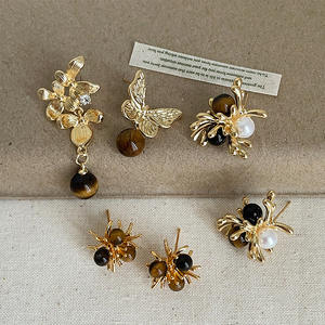 Pendientes de Verano con Diseño de Abeja, Chapados en Oro de 18K PVD, Acero Inoxidable, Imitación de Perla y Circonita Cúbica - Product Image 2