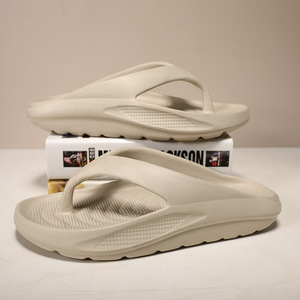Chanclas para mujer, sandalias de playa antideslizantes con suela gruesa de EVA para uso en el hogar y al aire libre, talla 40-45, color blanco, negro y gris - Product Image 2