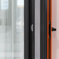 Ventana Abatible Moderna de Aluminio Negro con Panel de Ventilación y Rejilla, Perfil Delgado para Sala de Estar, Dormitorio y Cocina