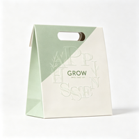 Sac cadeau artisanal en papier kraft mat recyclable marron personnalisé avec poignées en corde torsadée, ruban et logo doré, emballage de luxe pour aliments